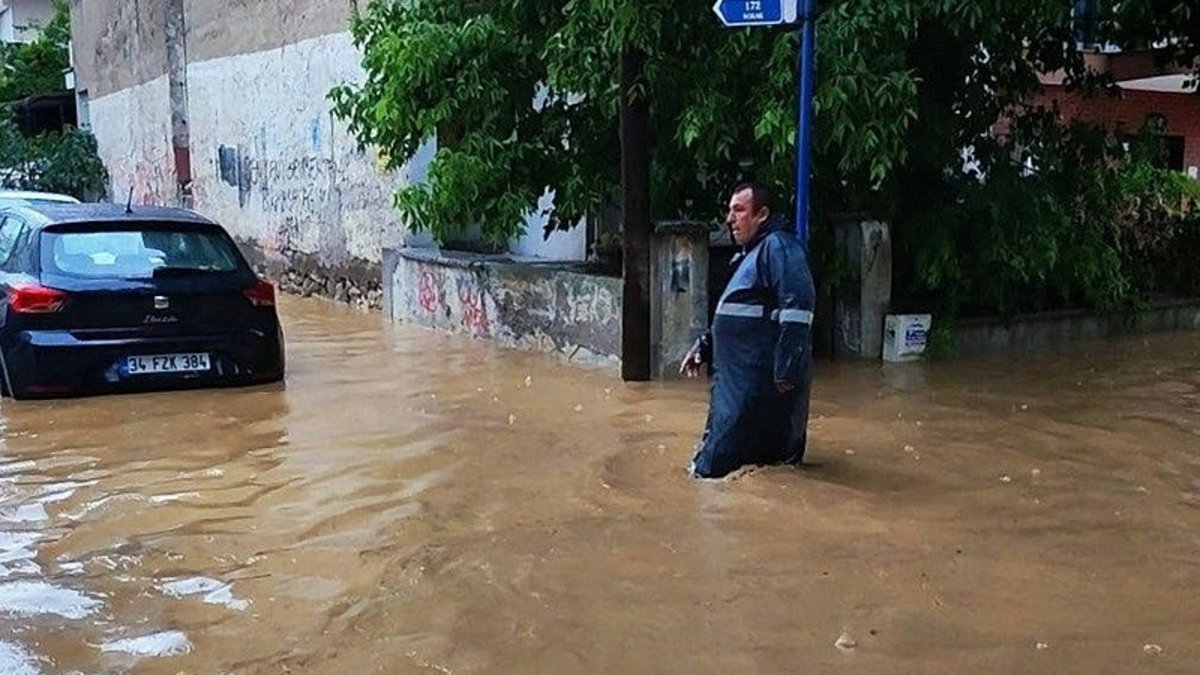 Manisa'yı sağanak vurdu: Ev ve iş yerlerini su bastı