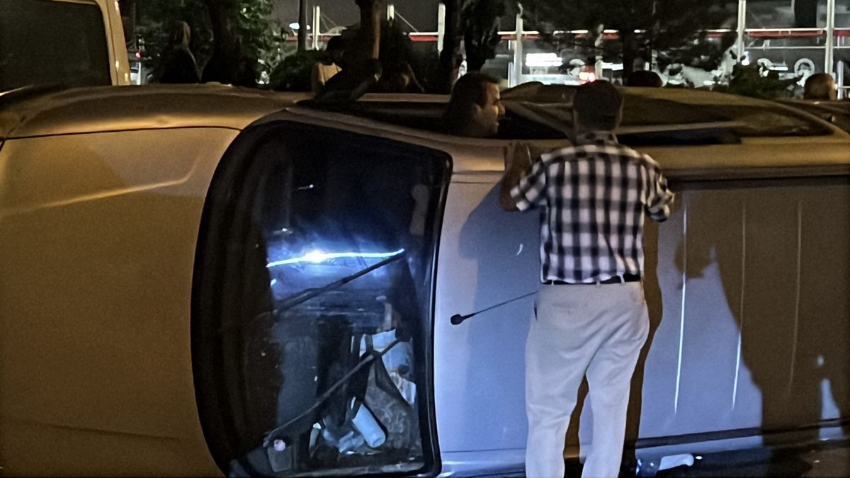Kayseri'de yan yatan hafif ticari aracının içine girip 1 saat eşya topladı
