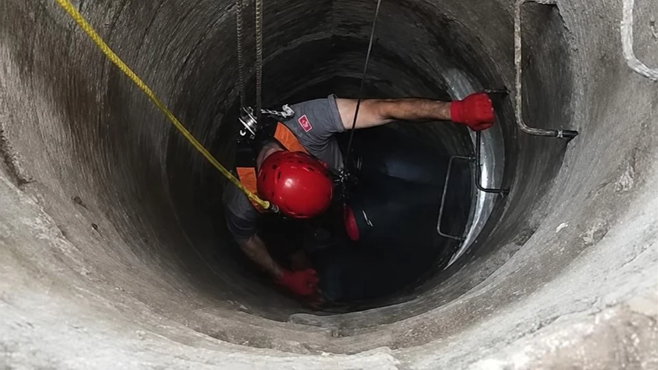 Kırıkkale itfaiyesi kuyuya düşen kediyi nefes kesen operasyonla kurtardı