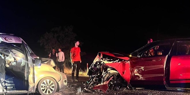 Afyonkarahisar'da hafif ticari araç ile otomobil çarpıştı, 2 kişi öldü