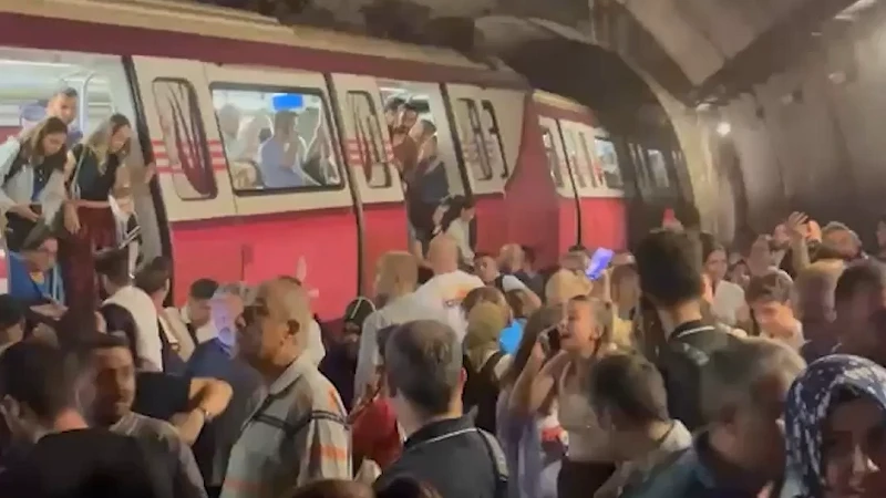 İstanbul metro kazası son dakika: Kadıköy-Sabiha Gökçen Havalimanı metrosu raydan çıktı, yolcular bir süre tünelde yürüdü