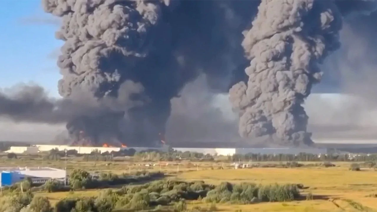 Ukrayna’dan Rusya’ya İHA darbesi! Moskova’daki depolar vuruldu: “Gönüllü birliklere askeri teçhizat sağlıyordu”