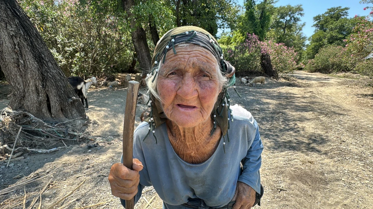 Muğla'da yaşayan 90 yaşındaki Rabia nine gençlere taş çıkarıyor