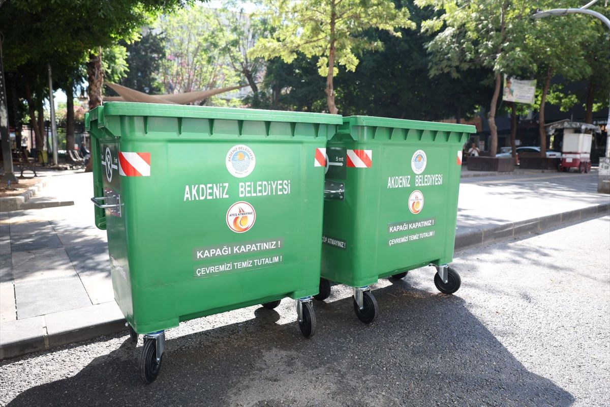 Akdeniz'de çöp konteynerleri yenileniyor