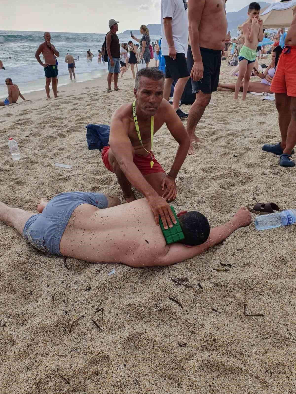 Alanya’da boğulma tehlikesi geçiren tatilciyi cankurtaran kurtardı