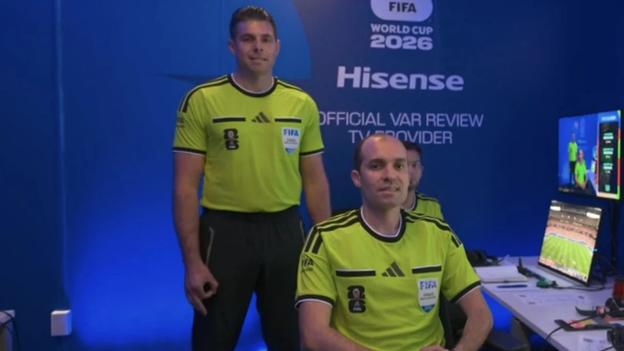 FIFA'dan Dünya Kupası hakemine soruşturma: VAR odasında olay el işareti