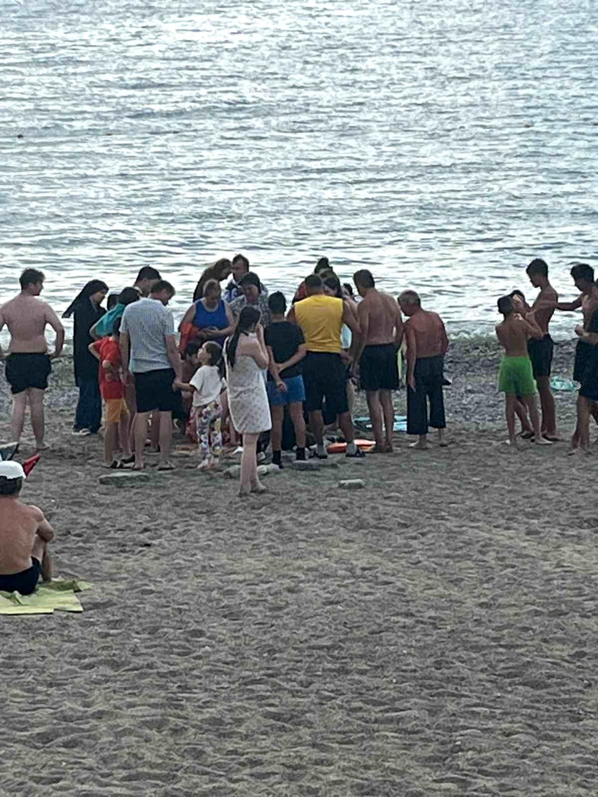 Filyos sahilinde korkutan anlar, kramp giren vatandaşı cankurtaranlar kurtardı