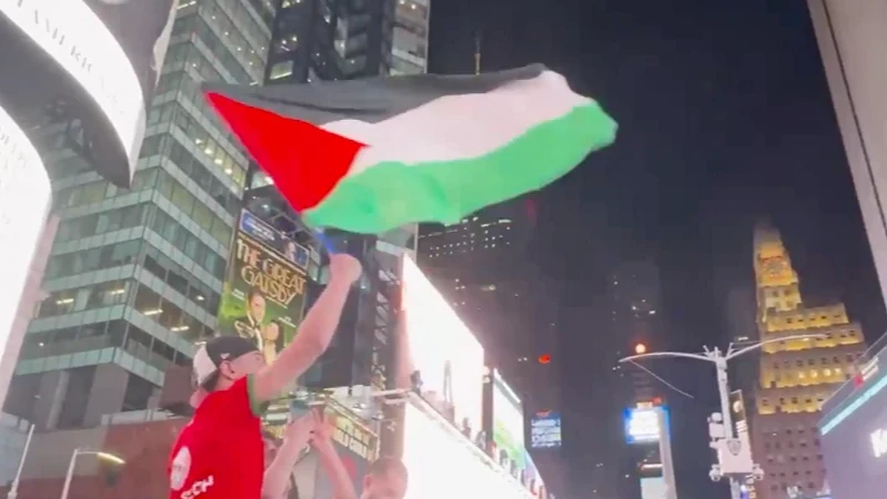 New York’ta tarihi anlar! Brezilya maçı öncesi Times Meydanı’nı basan binlerce taraftardan dünyayı sallayan eylem...