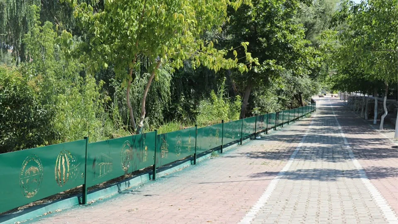 Sakarya Nehri kenarındaki güvenlik çitleri yenilendi
