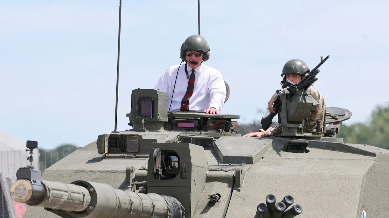 Kral Charles, tank ile şov yaptı