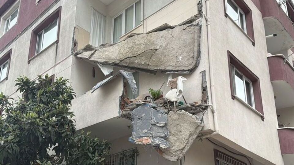 Küçükçekmece'de balkonları çöken 5 katlı apartman tahliye edildi