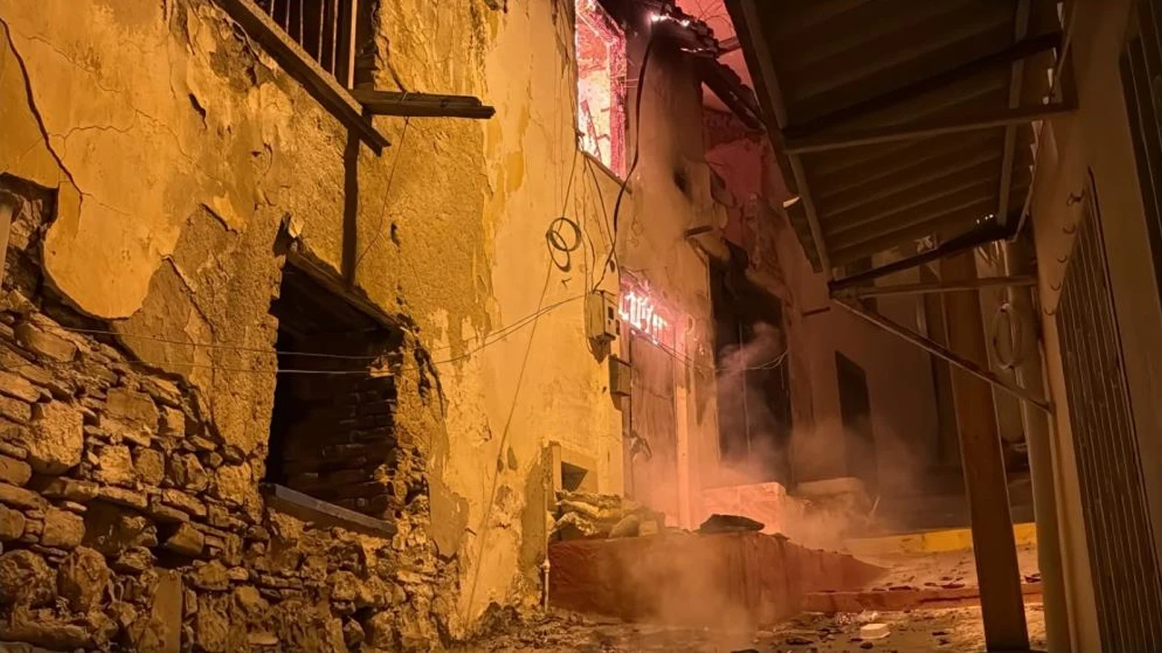 Kuşadası'nda ev yangını: Hatalı park eden araçlar itfaiyeyi geciktirdi