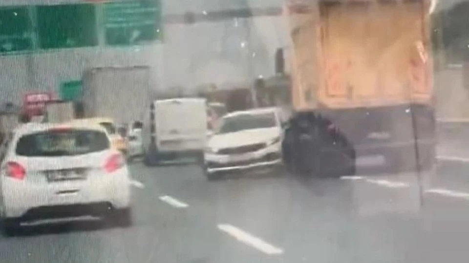 Kuzey Marmara Otoyolu'nda tır kazası: Otomobili metrelerce sürükledi