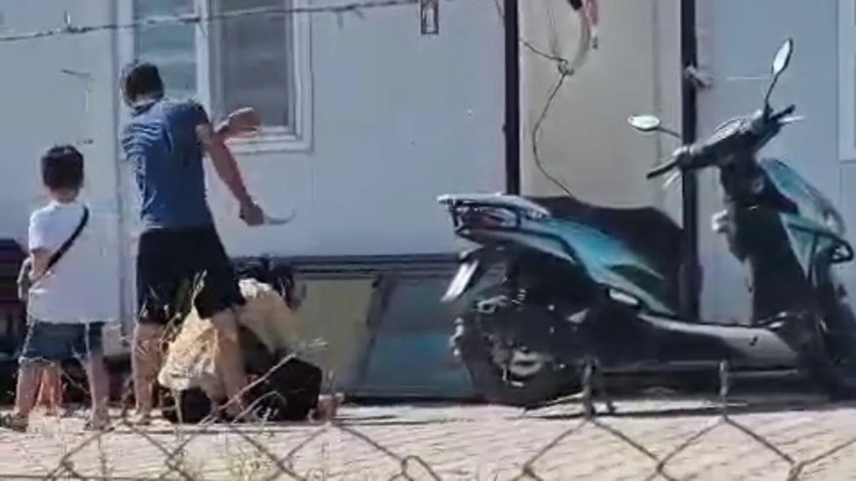 Eli bıçaklı koca dehşeti: Çocuğunun gözü önünde karısını dövdü