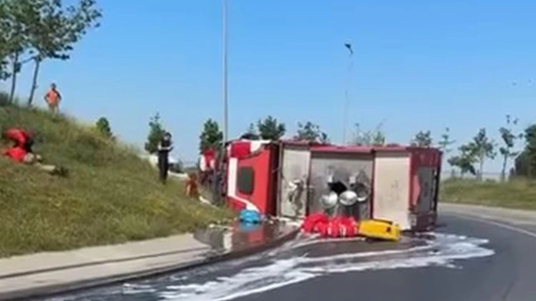 İstanbul'da itfaiye aracı devrildi