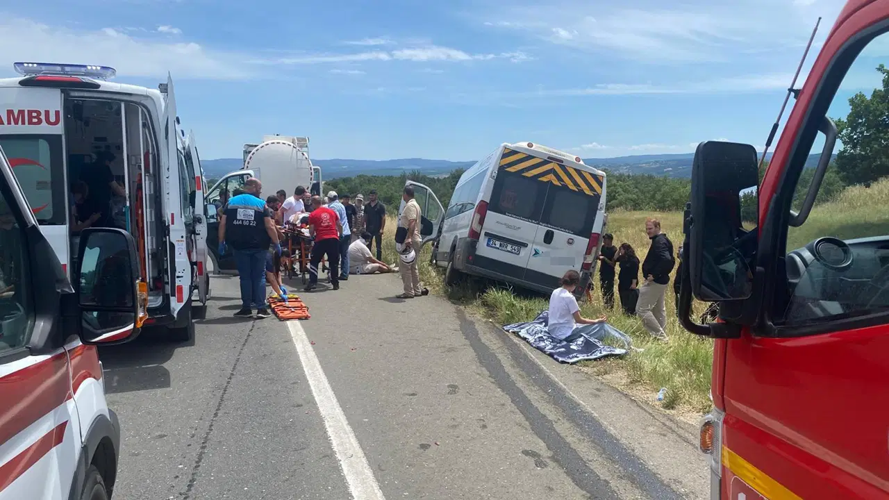 Edirne'de personel servisi, tankere çarptı: Çok sayıda yaralı var