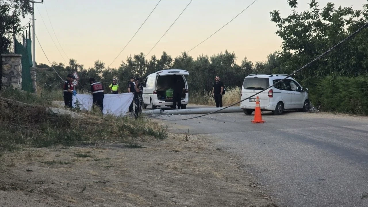 Kaza yapan sürücüye yardıma giderken elektrik akımına kapılıp öldü