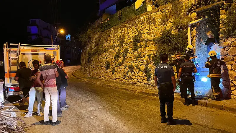 Tavan sıvaları düşen evdeki 5 kişi tahliye edildi