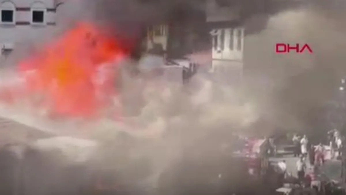 Bursa'da Tarihi Kayıhan Çarşısı'ndaki iş yerinde yangın çıktı
