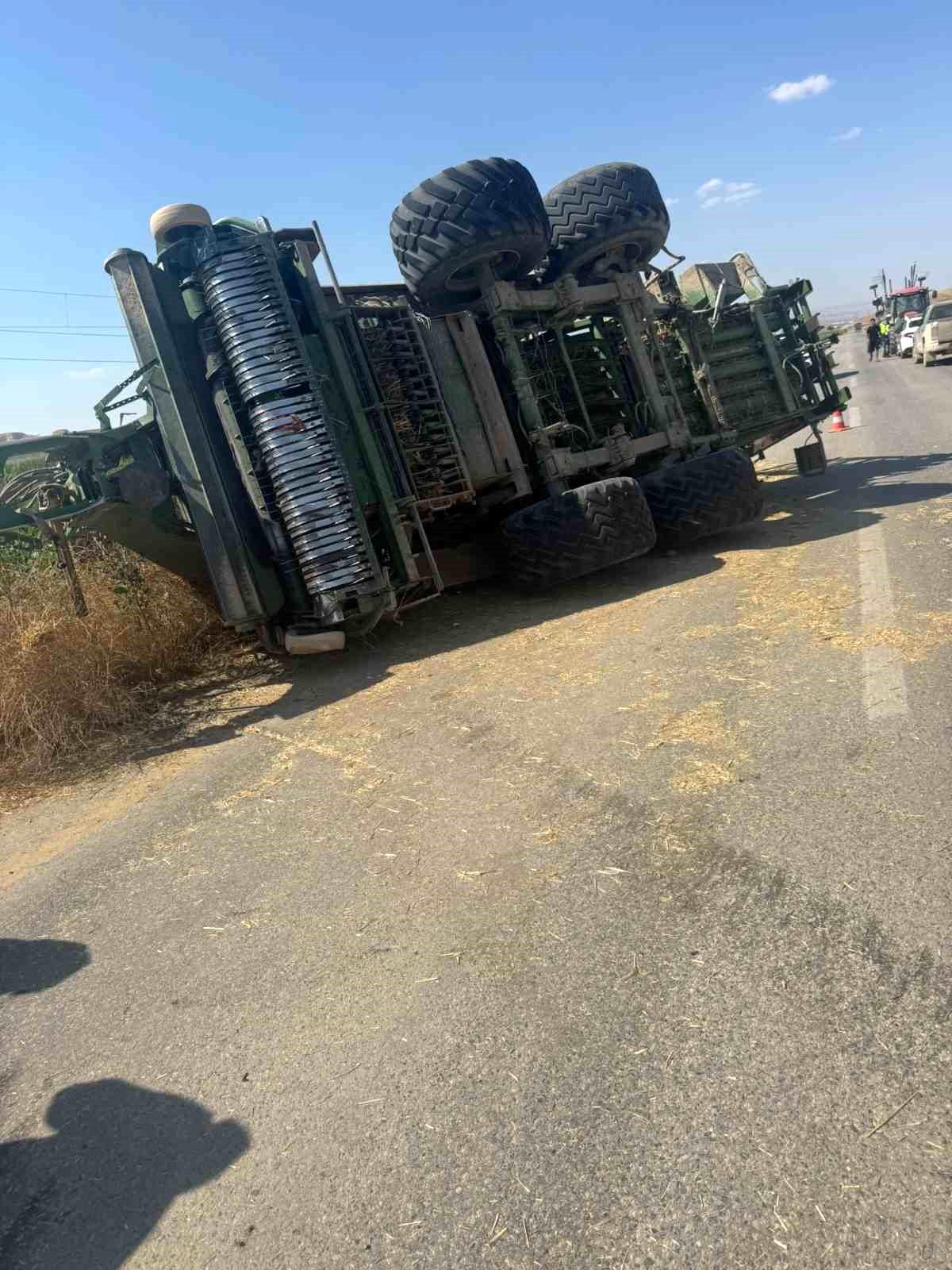 Ankara'da balya makinasından çıkan yangında traktör yandı