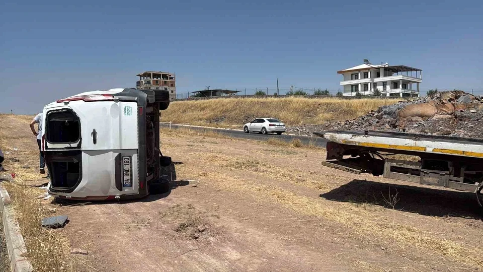 Diyarbakır'da minibüs devrildi: 19 kişi yaralandı