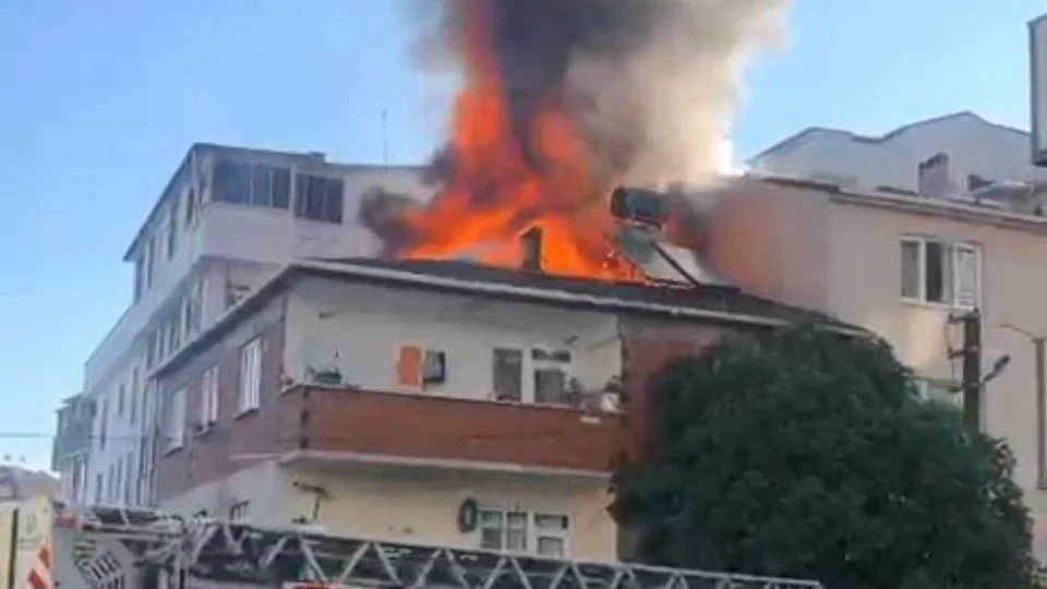 Gebze'deki bina yangınına itfaiye ekipleri müdahale etti