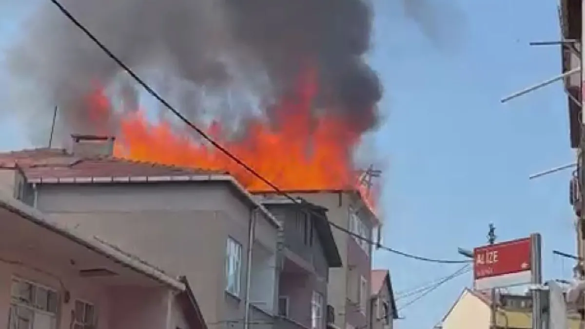 Pendik’te 5 katlı binanın çatısı alev aldı