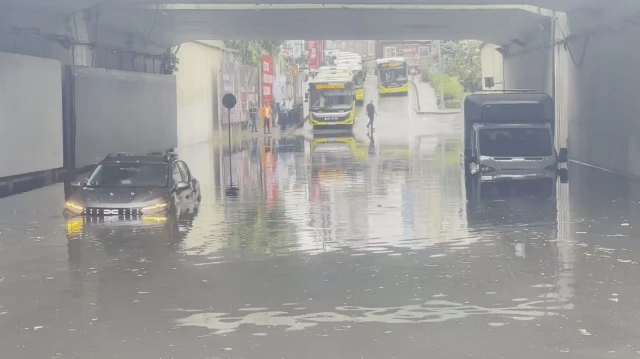 İstanbul sağanak yağmur: Caddeler göle döndü araçlar suya gömüldü