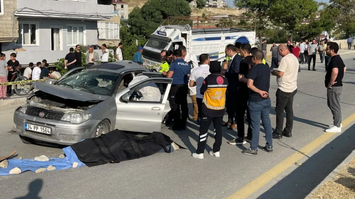 Van'da otomobil park halindeki kamyona çarptı! 2 ölü