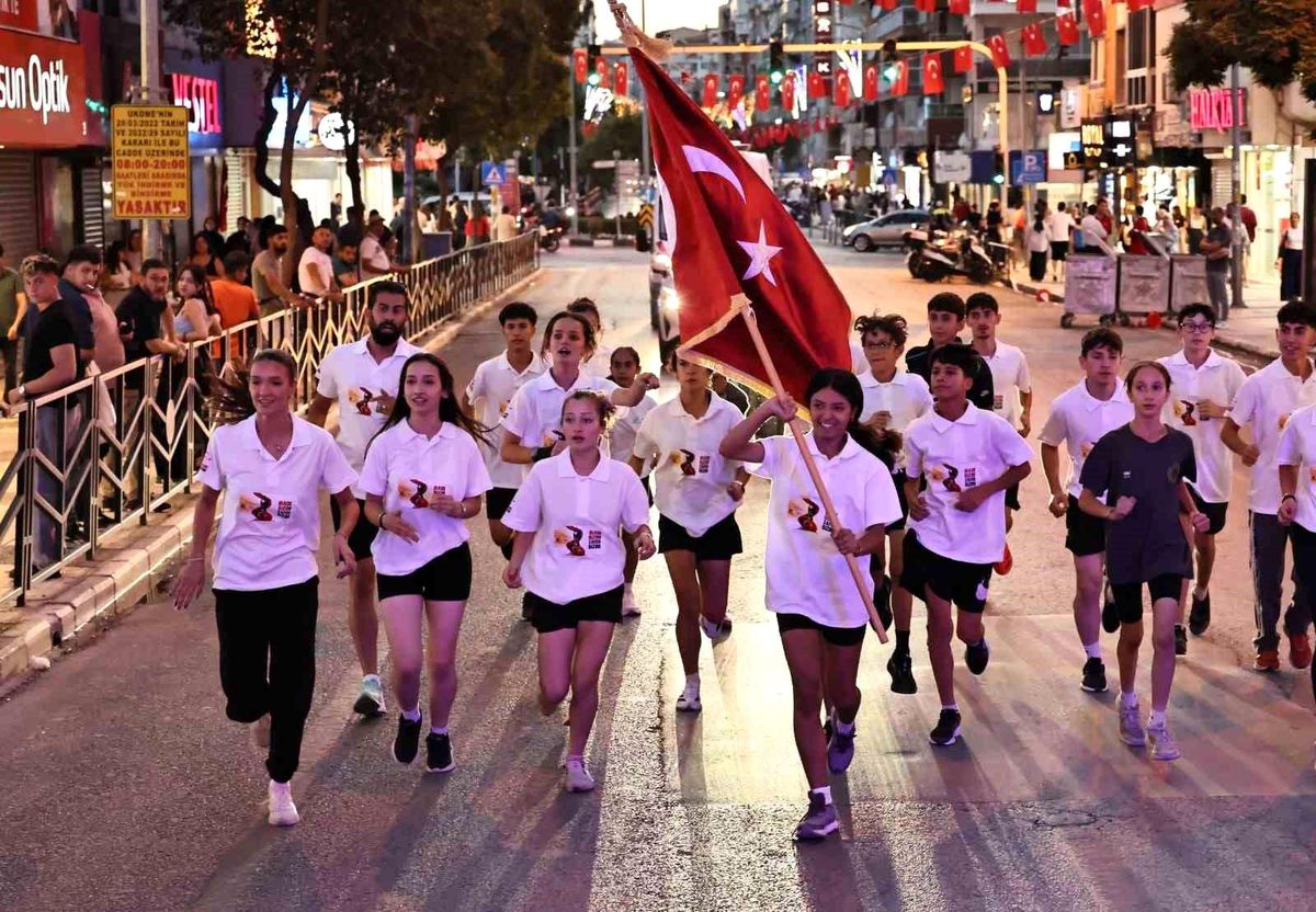 Ay yıldızlı sancak Manisa sokaklarında elden ele taşındı