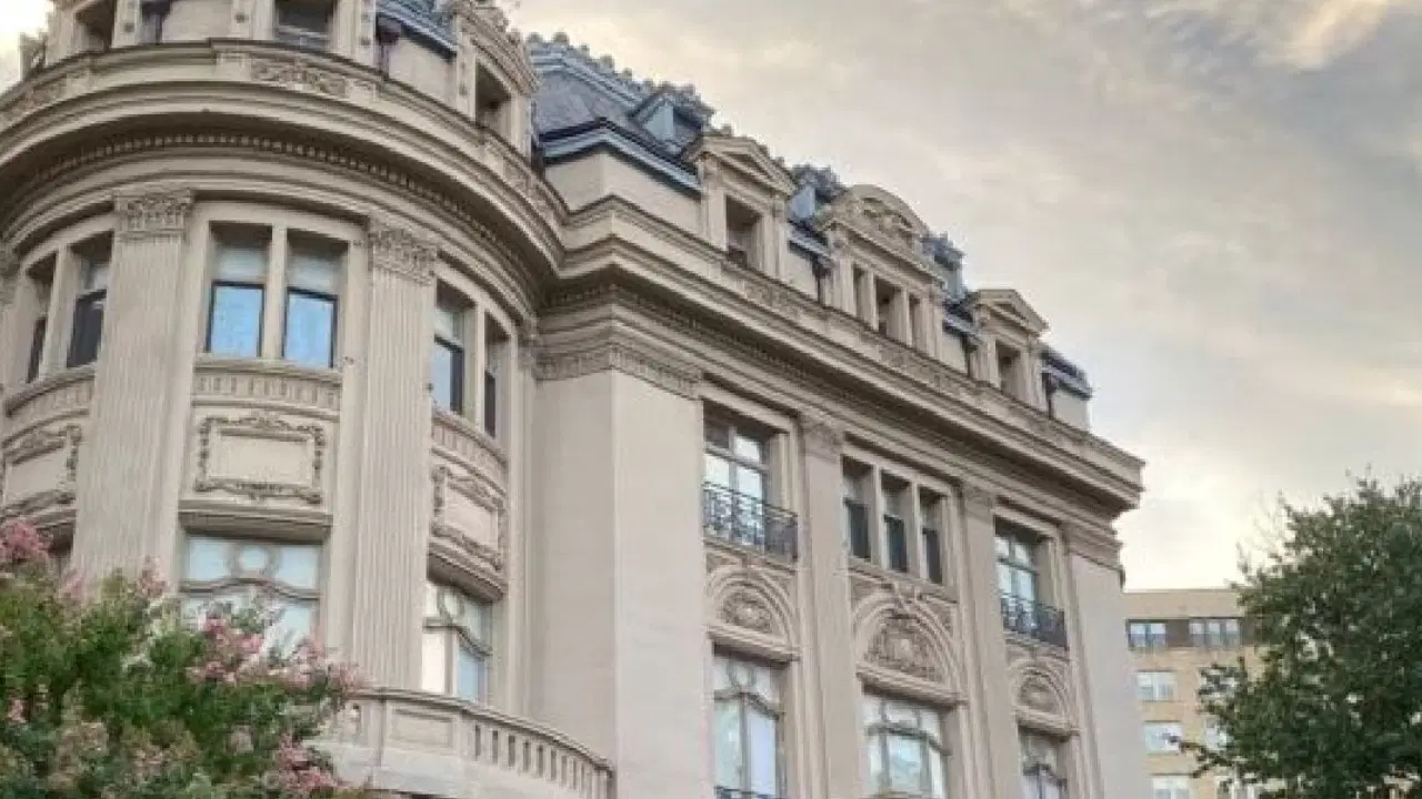 Washington’daki temsilciliğin milyon dolarlık birinci binasına kiralık levhası asıldı: AKP emlakçı gibi!