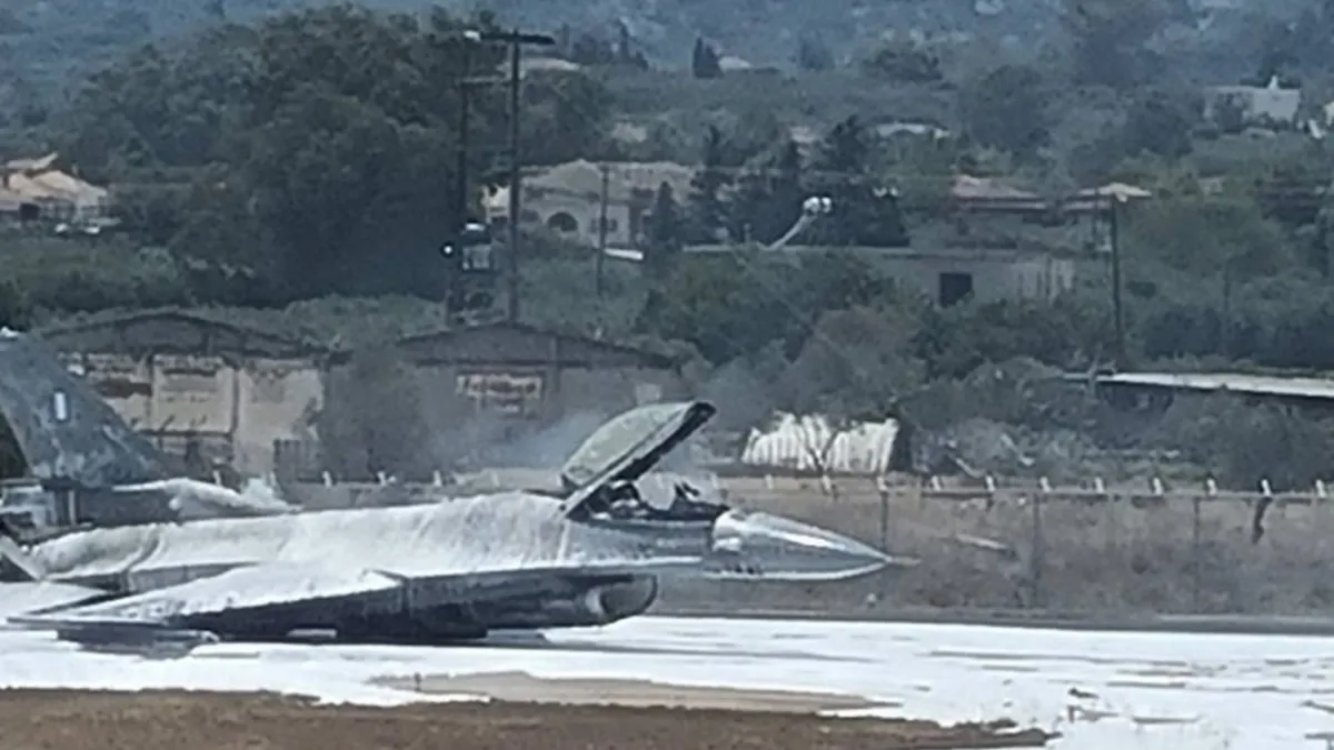 Yunanistan'da havada dehşet! F-16 savaş uçağında yangın: Zorunlu iniş yaptı