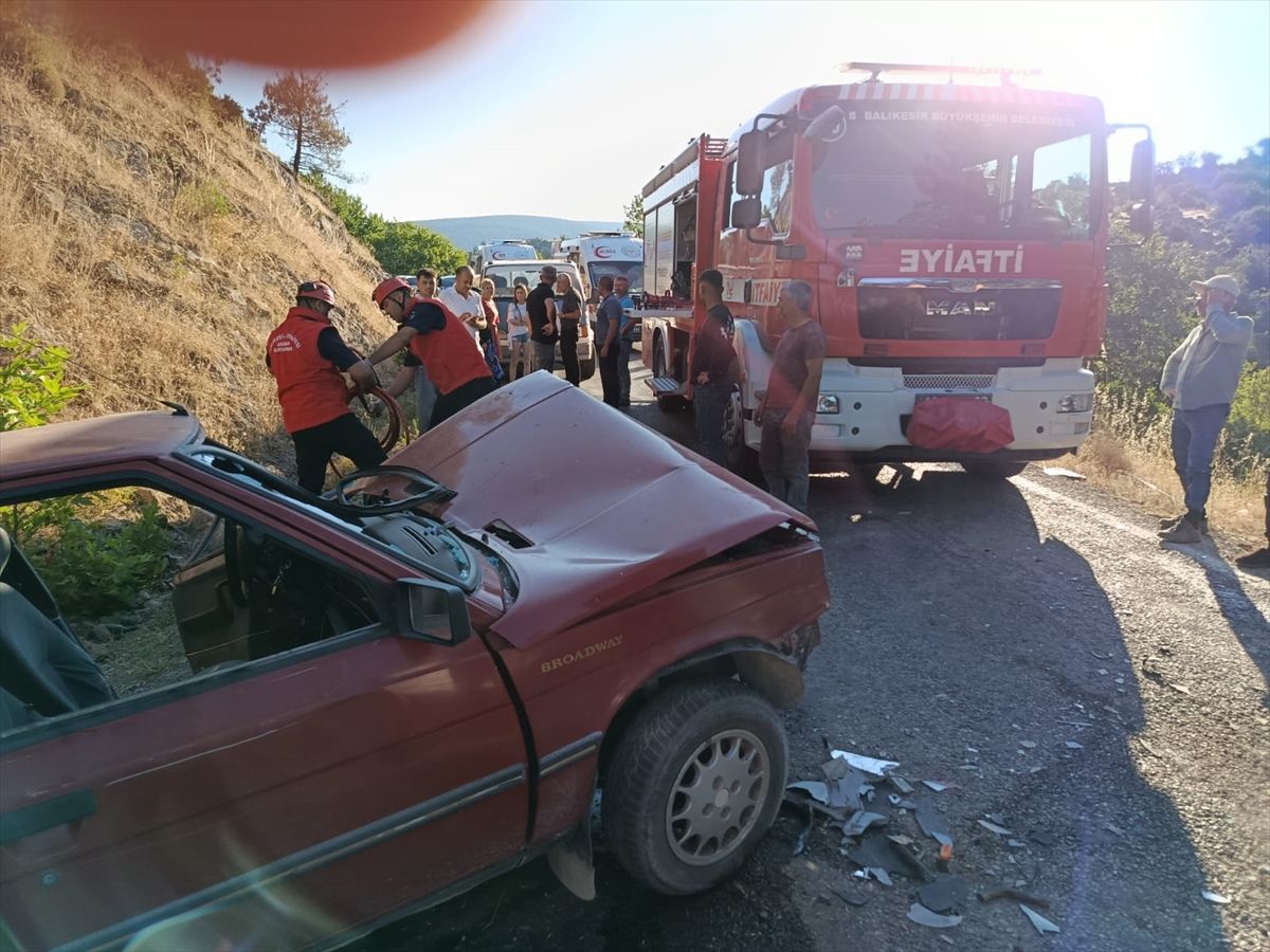 Balıkesir'de iki otomobilin çarpışması sonucu 3 kişi yaralandı