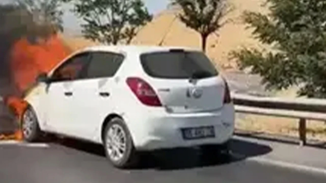 Mardin’de otomobil yolculuğu kabusa döndü! Araç küle döndü