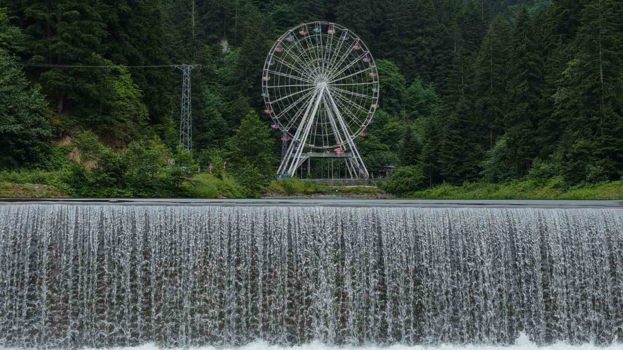 Uzungöl'de turizme yeni soluk: Dev dönme dolap açıldı