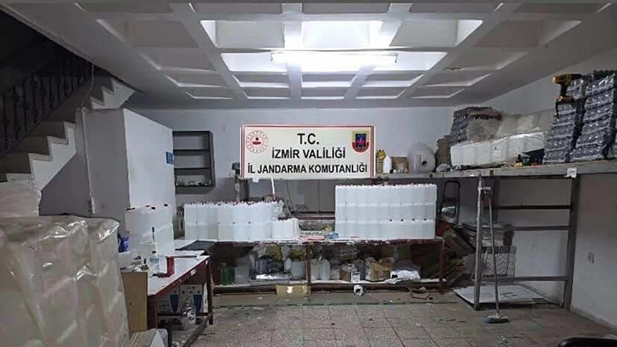 İzmir'de kaçak alkol ve tütün operasyonu: 14 şüpheli yakalandı!