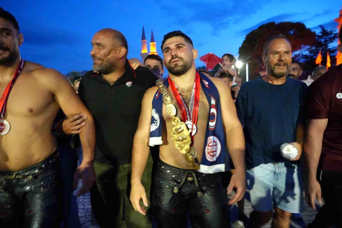 Başpehlivan Erkan Taş, Edirne'de hamam geleneğini sürdürdü