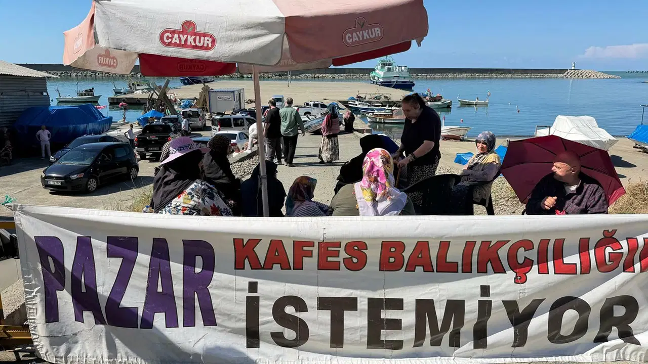 Rize'de balıkçılardan 'kafes balıkçılığı' projesine karşı nöbet eylemi