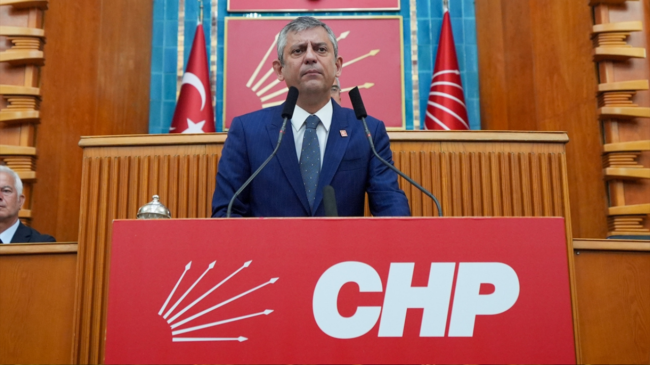 Özgür Özel, TBMM Dikmen Kapısı'ndan seslendi: "Önce kurultayı yapacağız sonra iktidara yürüyeceğiz"