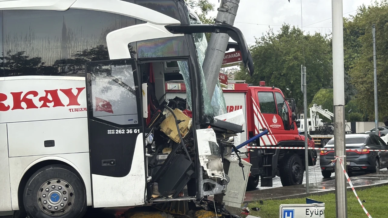 İstanbul Eyüpsultan'da Otobüs ile Otomobil Çarpıştı: 2'si Ağır 30 Yaralı