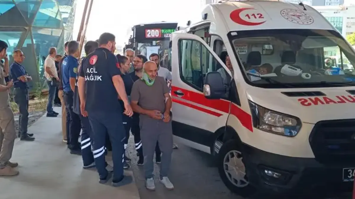 D-100'de korkutan kaza! Belediye otobüsüne beton pompası çarptı: Yaralılar var