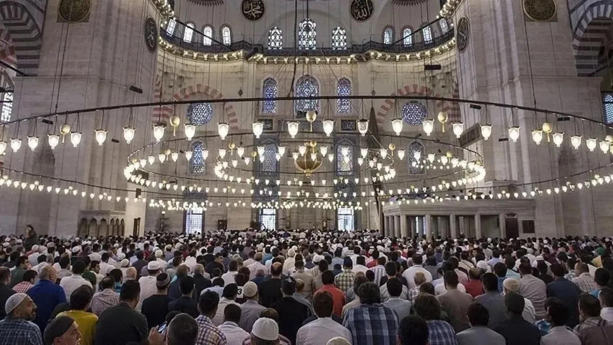 İzmir cuma namazı saati 10 Temmuz 2026 | Diyanet İzmir öğle ezanı saat kaçta okunuyor?