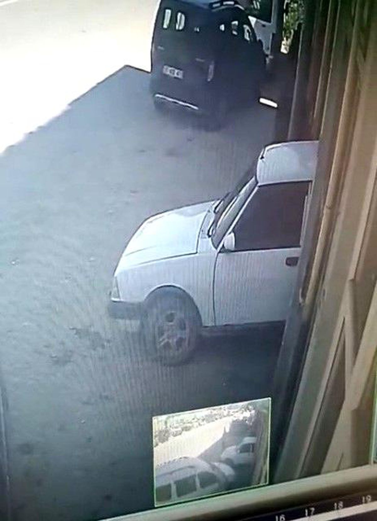 Tamir etmek istediği otomobilin altında kaldı