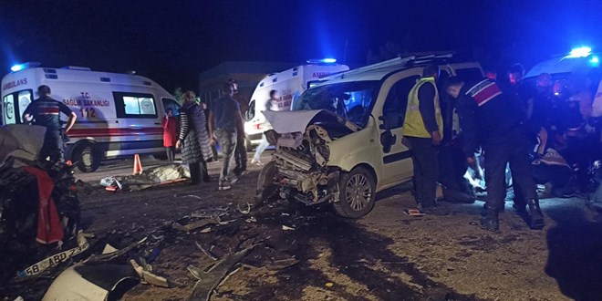Sivas'ta hafif ticari araç ile otomobilin çarpıştığı kazada 8 kişi yaralandı