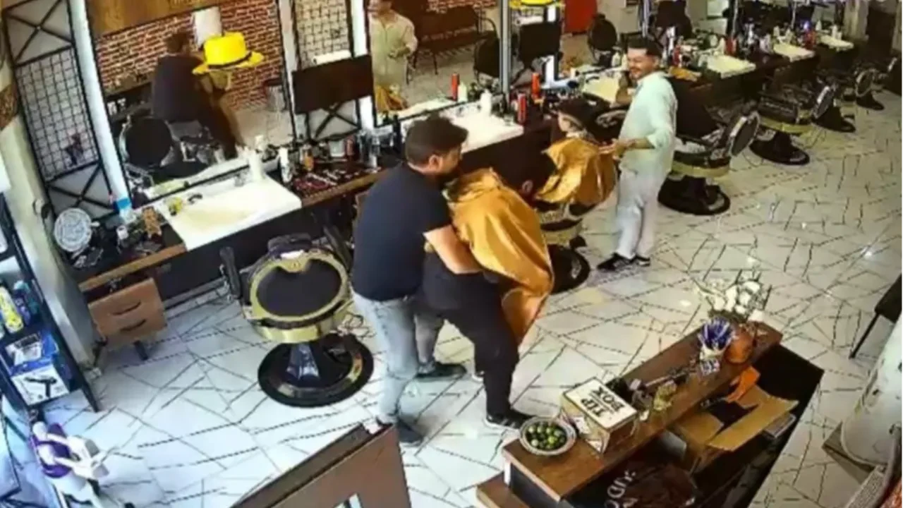Berberde korku dolu anlar! Boğazına kaçan erik parçası nefesini kesti
