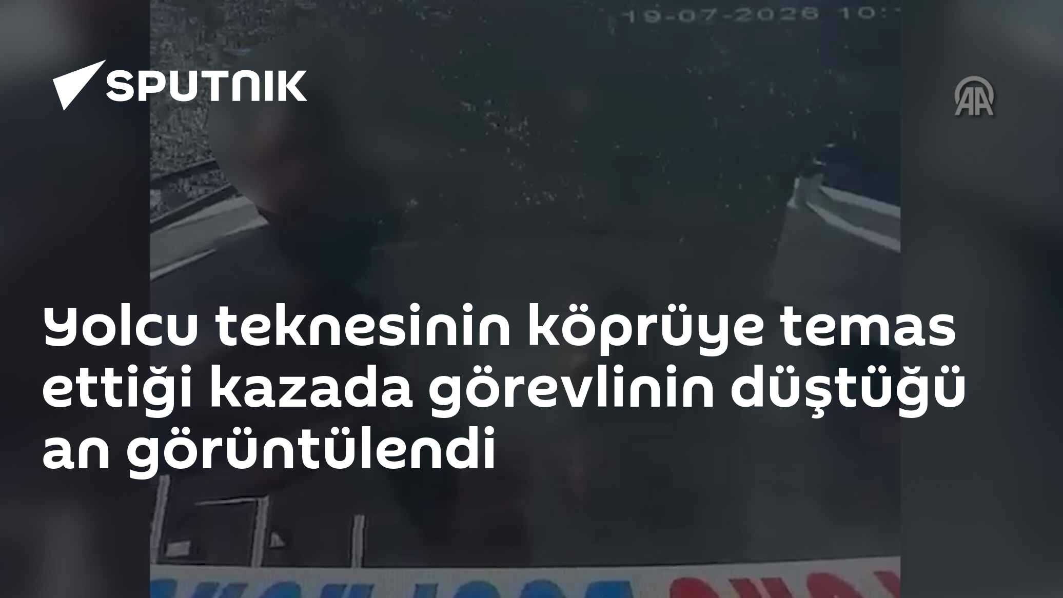 Yolcu teknesinin köprüye temas ettiği kazada görevlinin düştüğü an görüntülendi