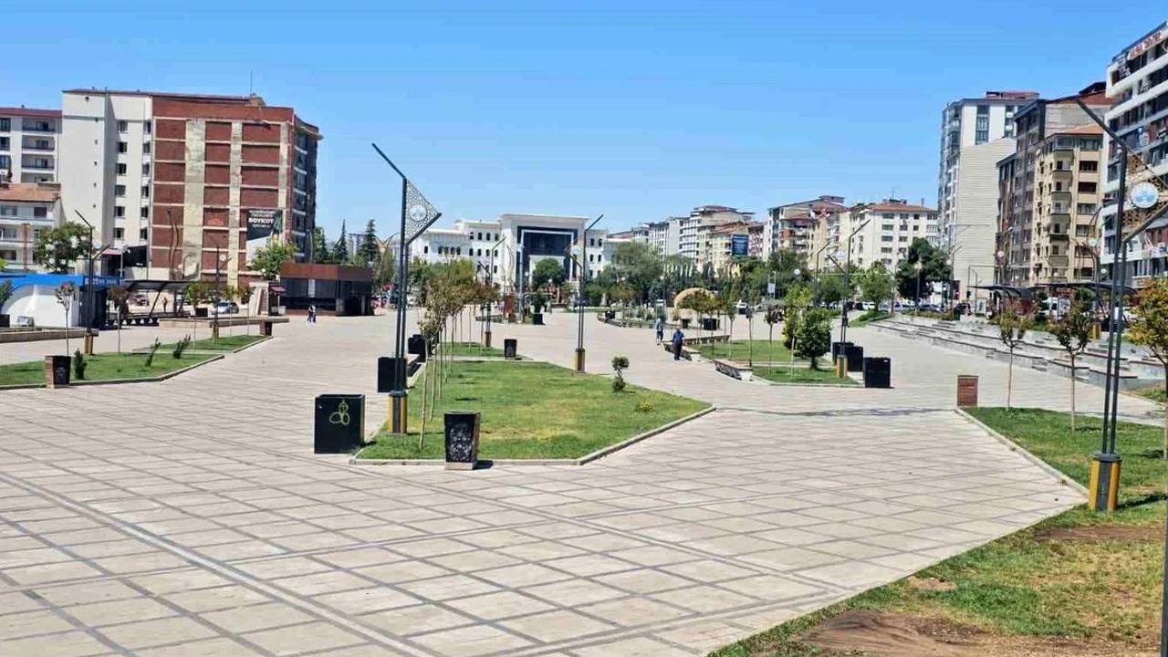 Elazığ’da kavurucu sıcaklar yollar boş kaldı