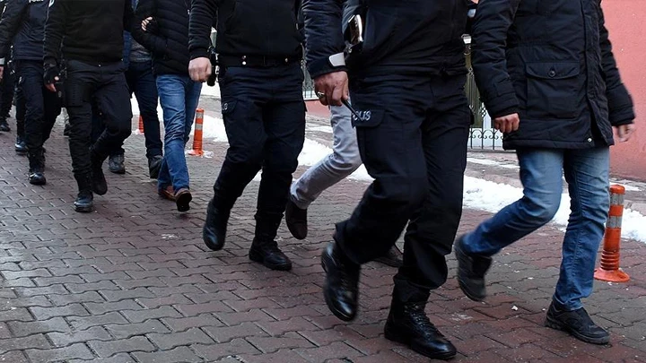 8 ilde 'sahte belgelerle ikamet izni' operasyonunda 64 gözaltı