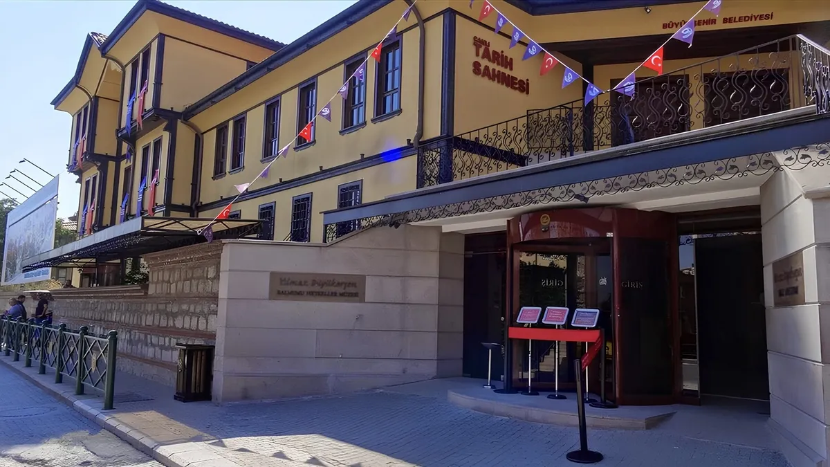 CHP'li Eskişehir Belediyesi'nden Murat Ağırel heykeli! AK Parti'den sert tepki: "Hizmet bekleyen şehre yine heykel diktiler!"