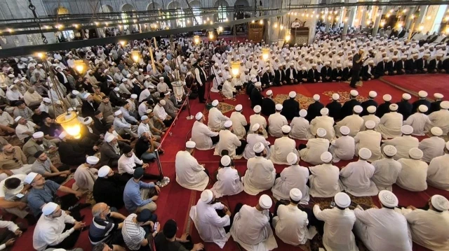 Fatih Camii'nde düzenlenen 'Sünen-i Ebû Dâvûd Semâ Meclisi'nde talebeler icazetlerini aldı